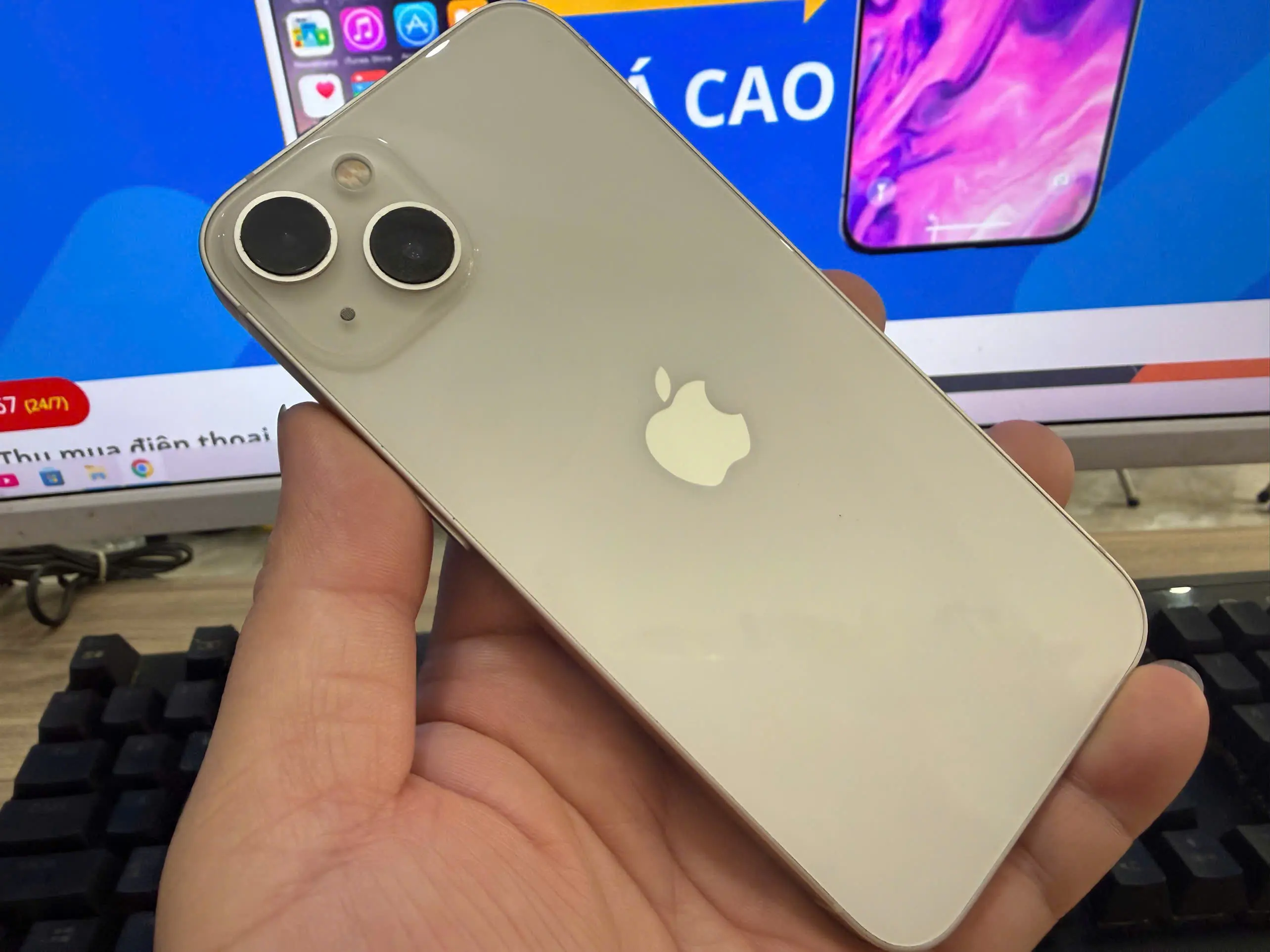 Đội ngũ kỹ thuật tại Nhân Mobile luôn test kỹ càng các loại máy 