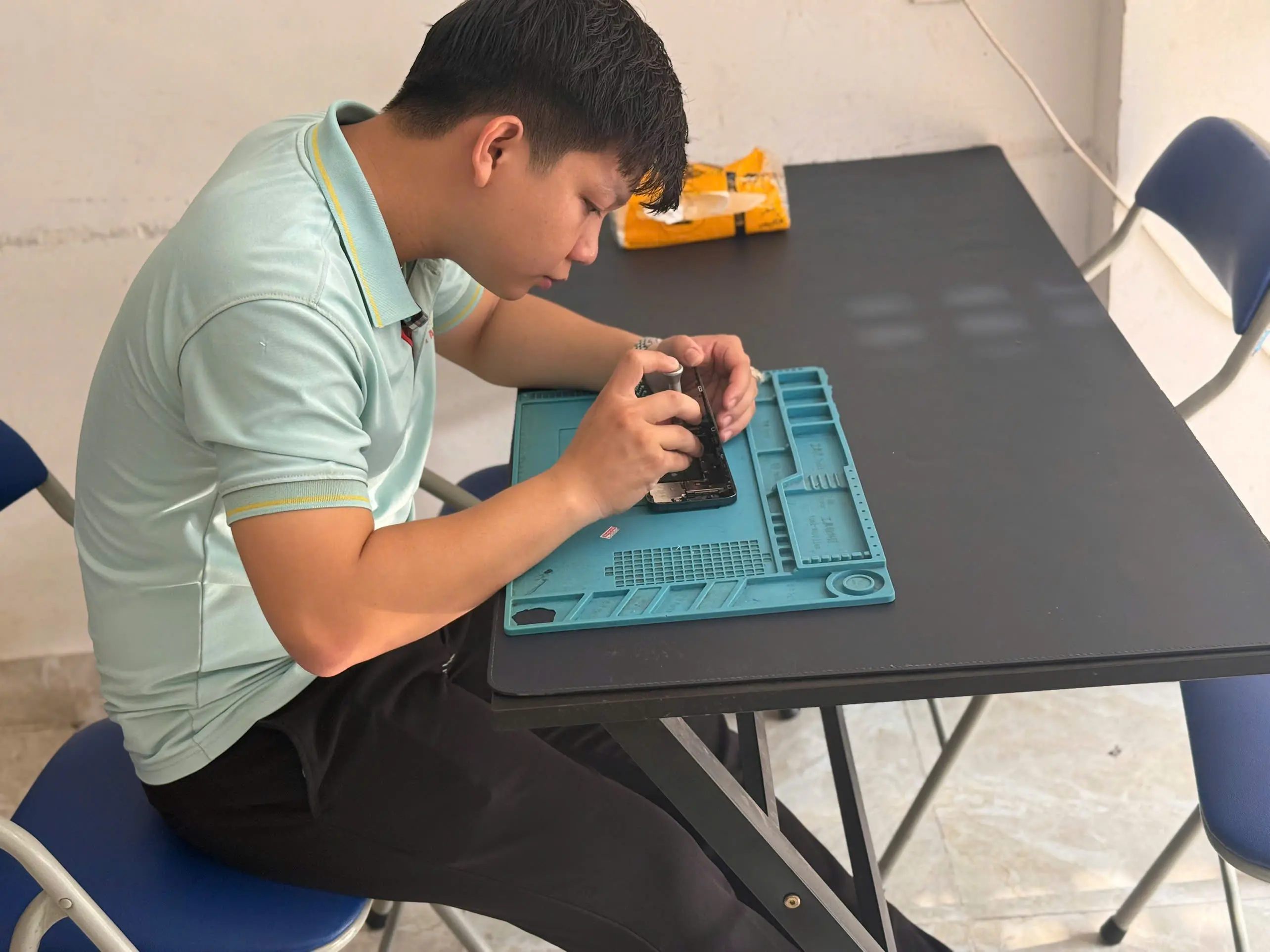 Doi ngu nhan vien chuyen nghiep luon tan tam phuc vu quy khach hang tai Nhan Mobile